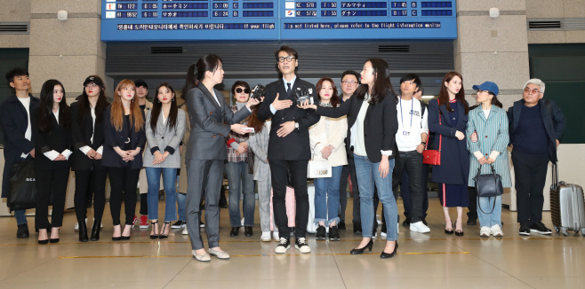 기자회견하는 예술단
