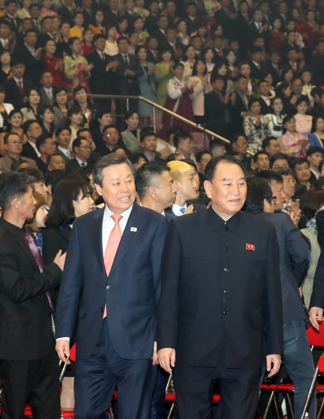 행사장 들어서는 도종환 장관과 김영철 부위원장