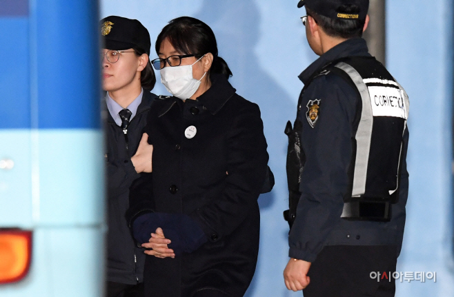 [포토] 호송차로 향하는 최순실