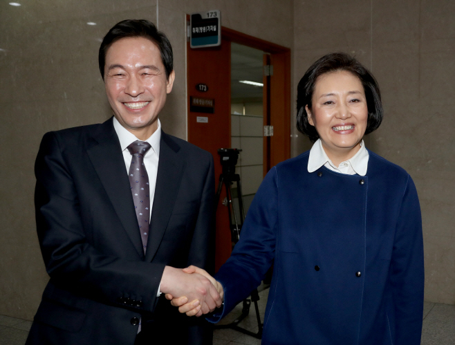 악수하는 박영선·우상호 서울시장 예비후보