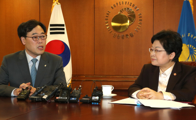 금감원장 만난 여성가족부 장관<YONHAP NO-2409>