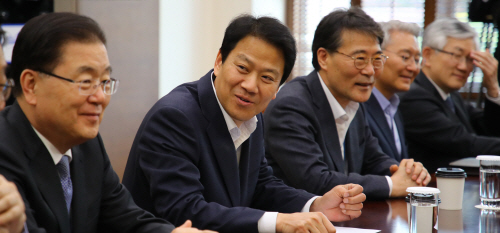 대화 나누는 남북정상회담 준비위