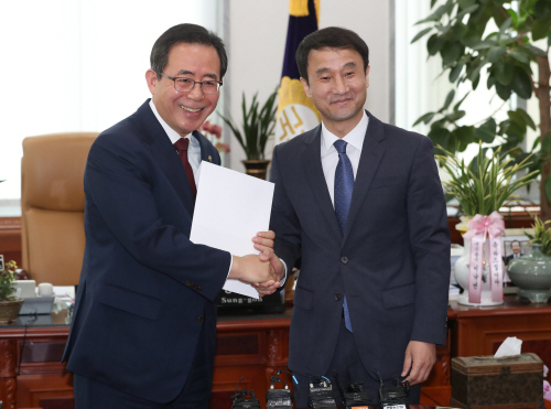 문 대통령 '국민투표법 개정 촉구' 서한 국회 제출