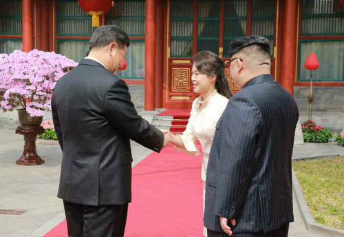 시진핑과 악수하는 리설주