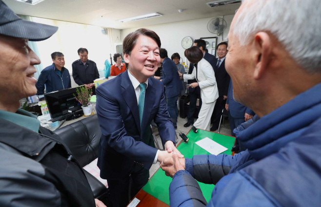 안철수, '아파트 입주자들과 만남'<YONHAP NO-4280>