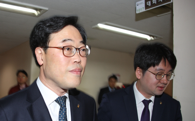 금융위 회의 참석하는 김기식 금감원장