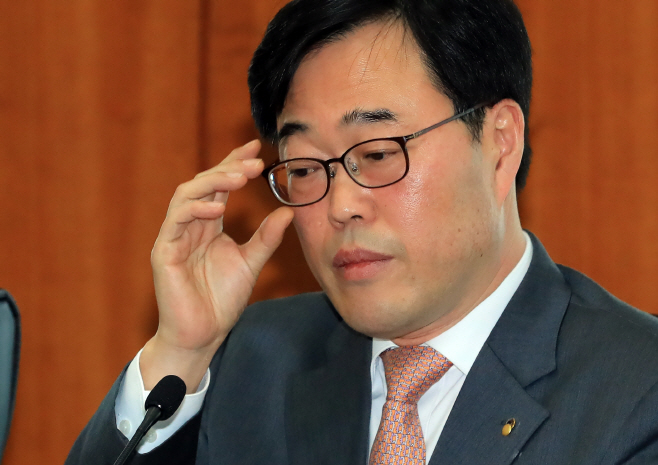 안경 고쳐쓰는 김기식
