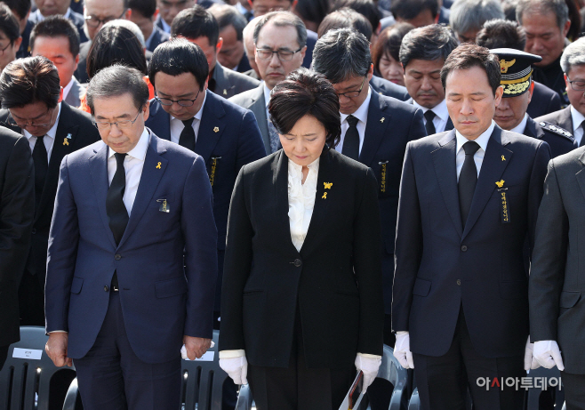 [포토] 묵념하는 박원순-박영선-우상호