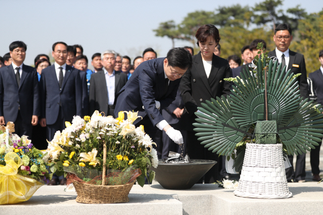 김경수 후보, 노 전 대통령 묘역에 분향