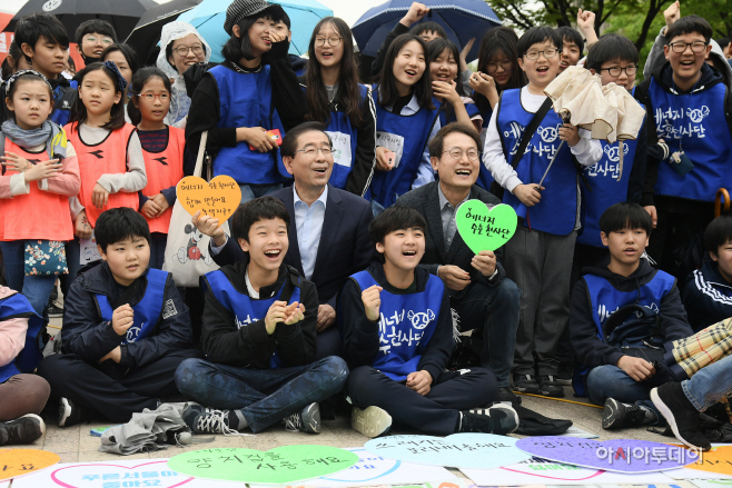 아이들과 퍼포먼스를 하는 박원순 서울시장-2