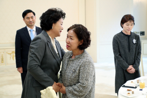 순직 공군조종사 가족 위로하는 김정숙 여사
