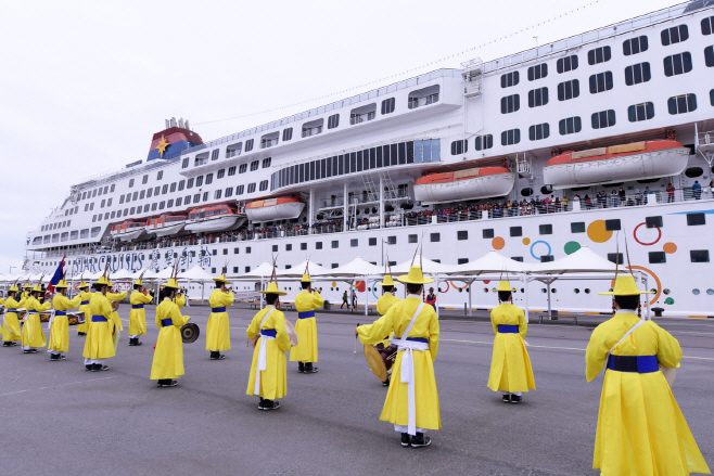 여수 엑스포항 입항 아쿠아리우스호