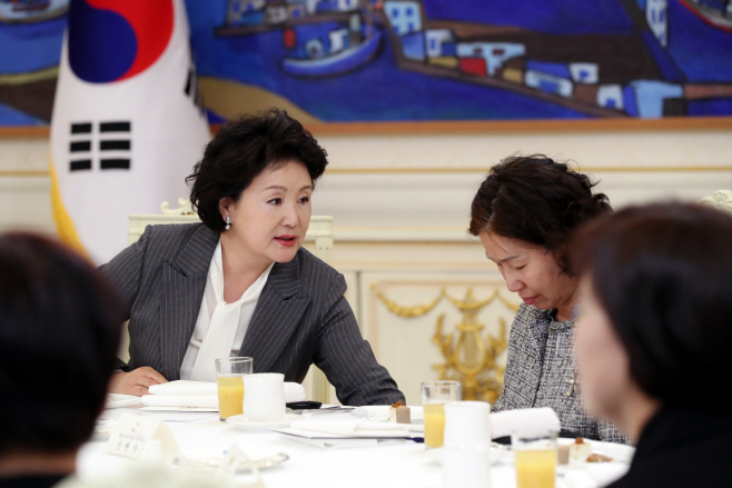 순직 공군조종사 가족 위로하는 김정숙 여사