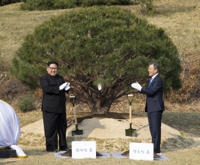 [남북정상회담] 평화 위해 박수치는 남북 정상<YONHAP NO-6672>