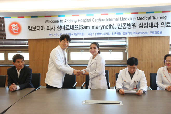 안동병원 김건영병원장과 캄보디아 의사 삼마르네트