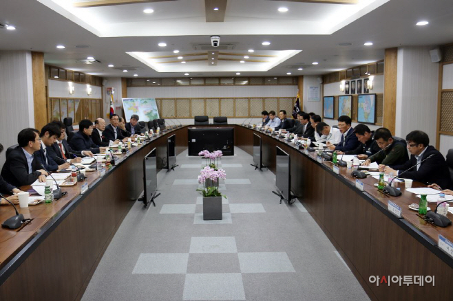 보도사진 (부산항 컨 운송기사 고질민원해소회의)