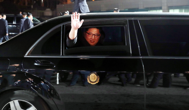 [판문점 선언] 손들어 인사하는 김정은 국무위원장
