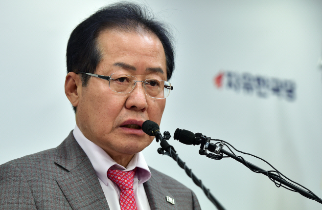 [포토] 남북정상회담 관련 기자회견하는 홍준표 대표