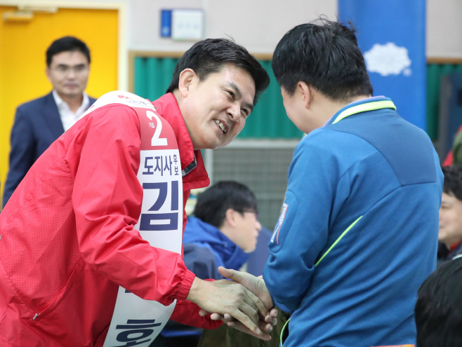 악수하는 김태호