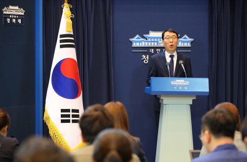 문 대통령 취임 1주년 행사 설명하는 윤영찬