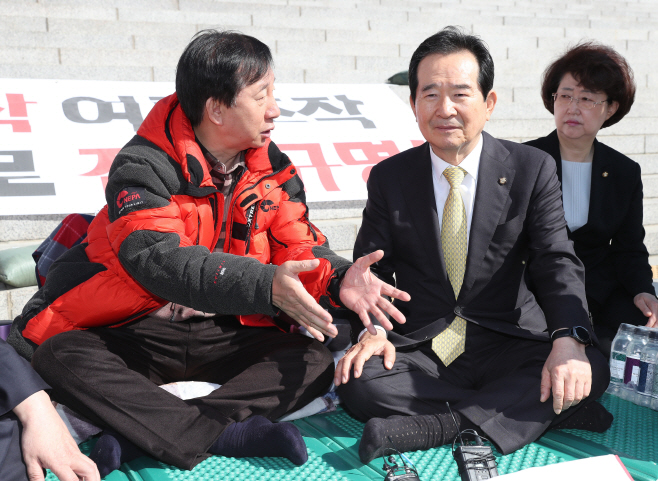 단식농성 김성태 원내대표 찾아온 정세균 의장