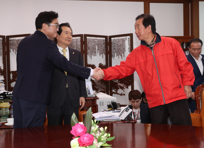 굳은 표정으로 악수하는 우원식과 김성태<YONHAP NO-3706>