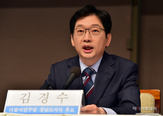 [포토] 드루킹 관련 질문에 답하는 김경수 더불어민주당 경남도지사 후보