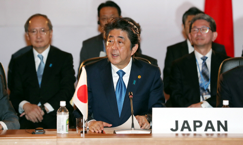 발언하는 아베 신조 일본 총리