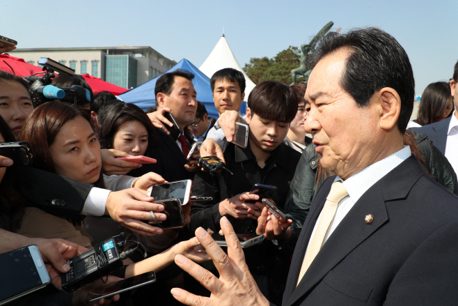 단식투쟁 김성태 방문 마친 정세균 의장