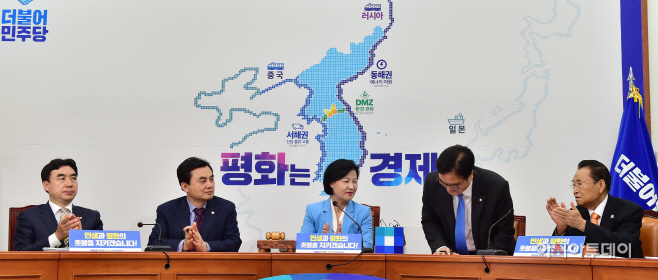 [포토] 박수 받는 우원식 원내대표