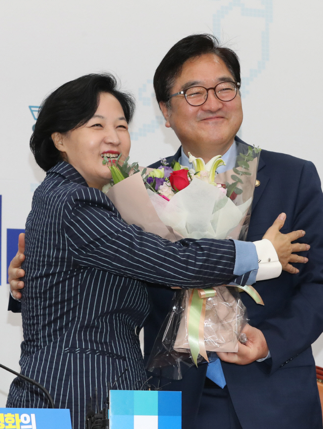 추미애 대표, 우원식 원내대표에게 꽃다발