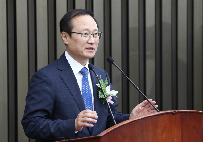 당선소감 말하는 홍영표