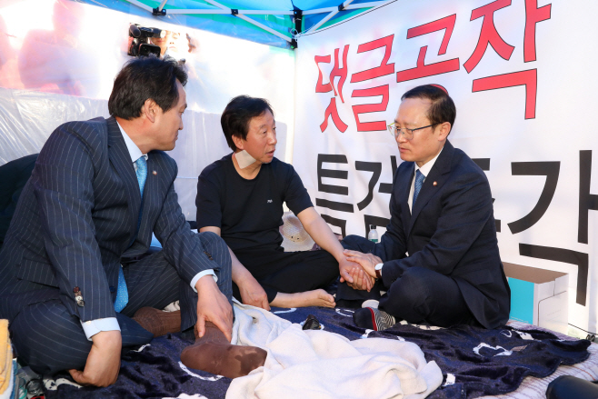 대화하는 홍영표와 김성태