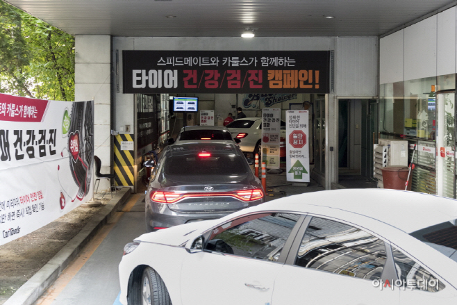 [사진설명 4.]타이어 검진 받기 위해 대기중인 차량 모습