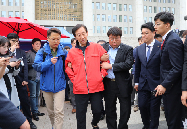 단식농성장 나서는 김성태