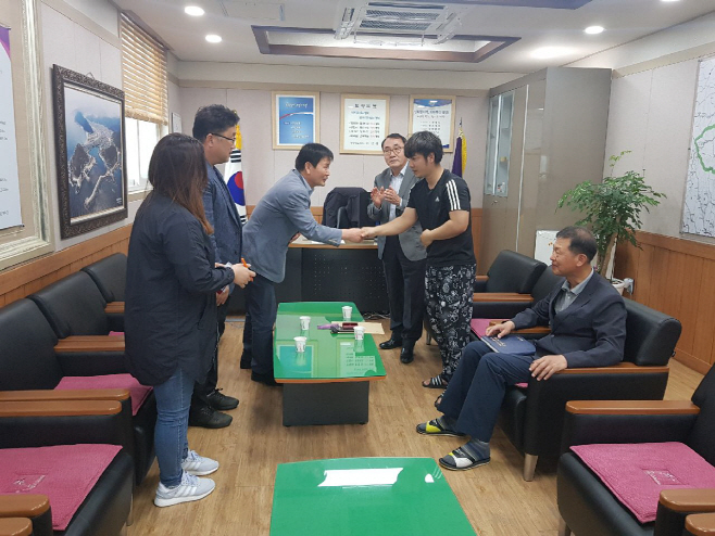 출산을 축하 격려하는 축산면사무소 직원들