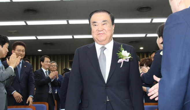 의원총회 입장하는 문희상