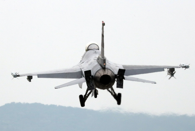 착륙하는 미 공군 F-16