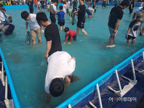 (광어잡기체험모습)