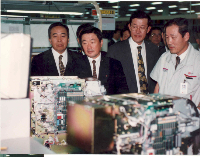 2_1 1995년 10월 구 회장(왼쪽 두 번째)과 허창수 당시 LG전선