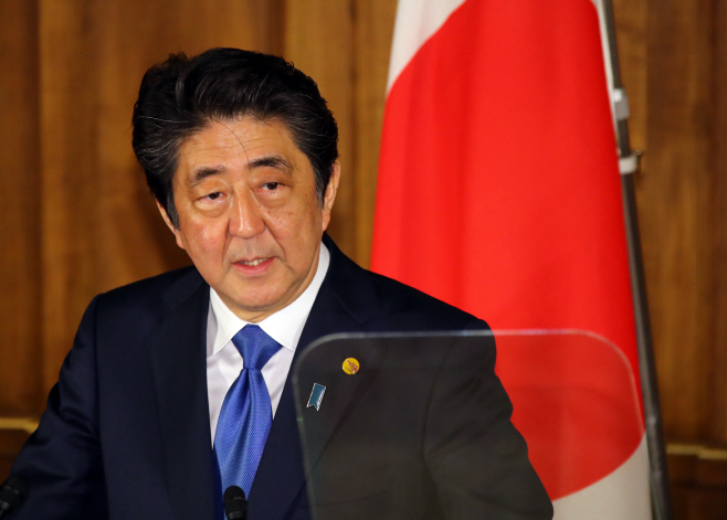 공동언론 발표에서 발언하는 아베 신조 일본 총리
