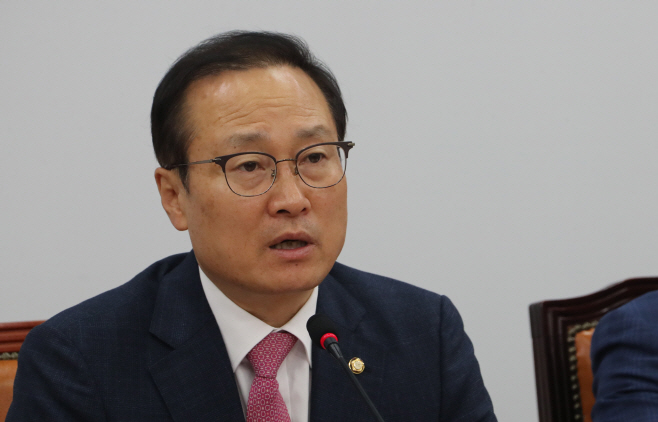 발언하는 홍영표 원내대표
