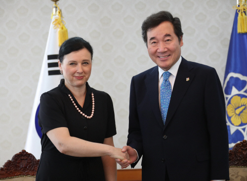 EU 집행위원과 악수하는 이낙연 총리