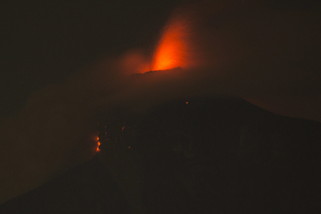 APTOPIX Guatemala Volcano <YONHAP NO-2970> (AP)