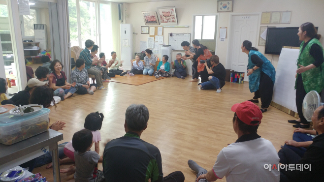 희복마을 만들기사업인 설악면옷샘마을에서 첫 교육연극진행