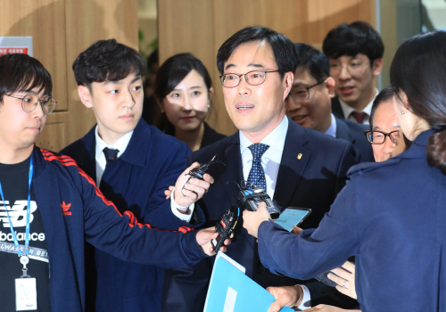 질문에 답하는 김기식