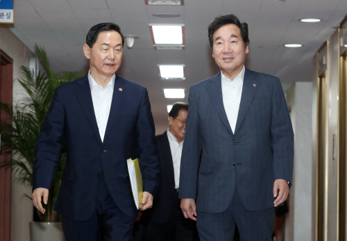 입장하는 이낙연 총리와 김상곤 부총리