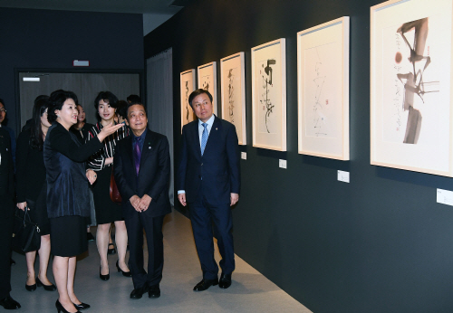 김정숙 여사, 한메이린 세계순회전 관람