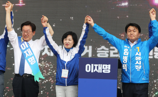 손 높이 든 이재명-추미애-임병택