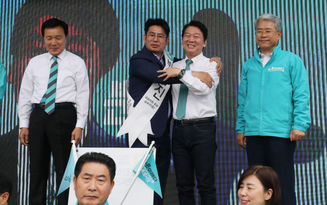 박종진 후보와 포옹한 안철수 후보